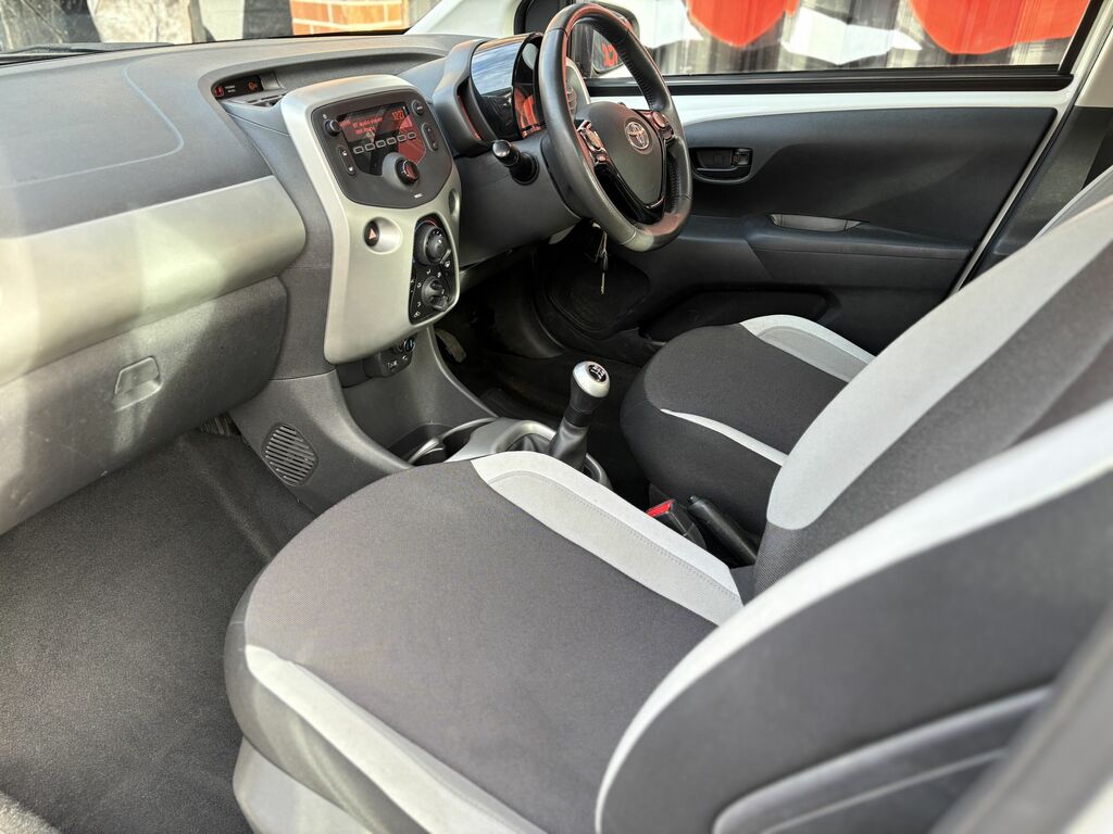 Toyota Aygo 2014 1.0 Vvt-i X-play Hatchback LJ64XDH White #4