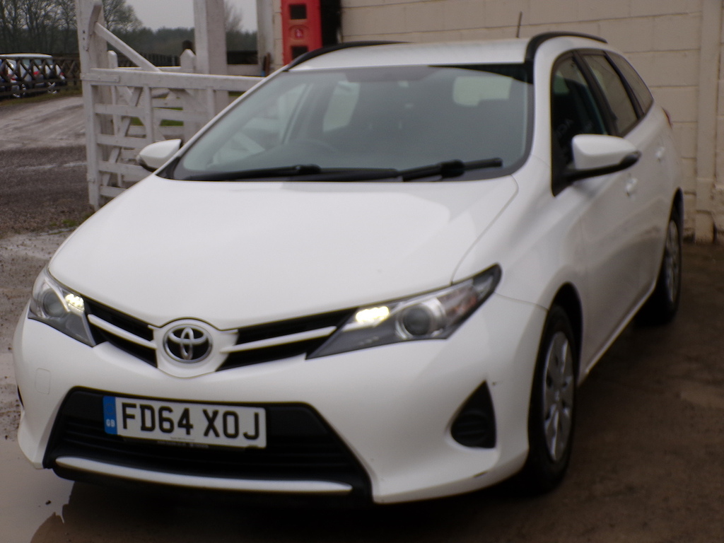 Toyota Auris D-4d Active FD64XOJ White #3