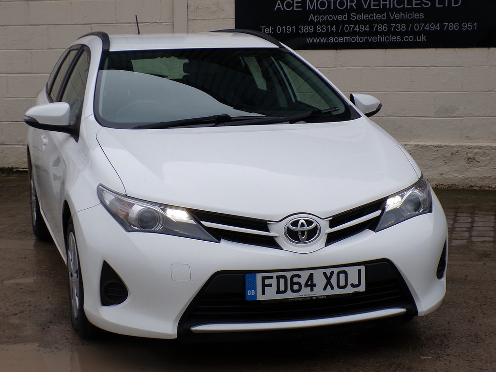 Toyota Auris D-4d Active FD64XOJ White #2