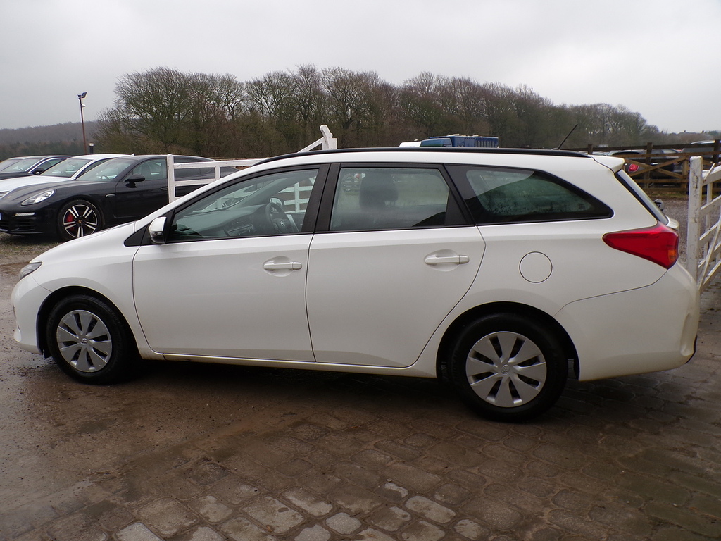 Toyota Auris D-4d Active FD64XOJ White #4