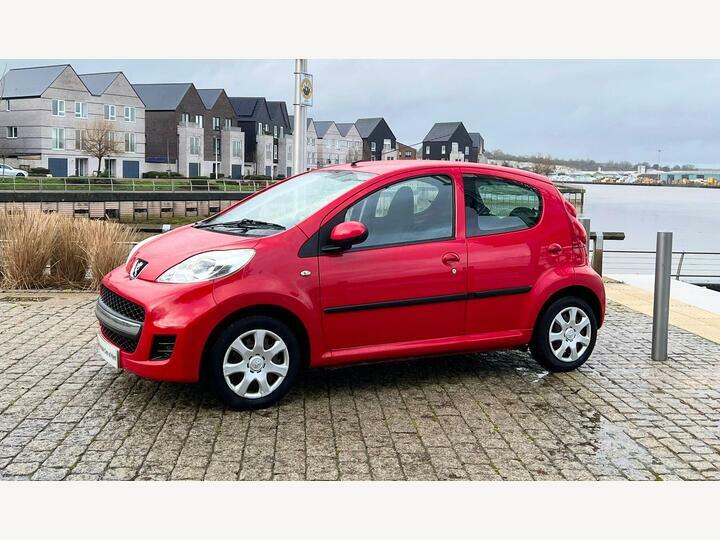 Peugeot 107 1.0 12V Urban 2 Tronic Euro 5 Red #4