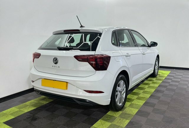Volkswagen Polo 1.0 Tsi Life Hatchback YP72LKJ White #2