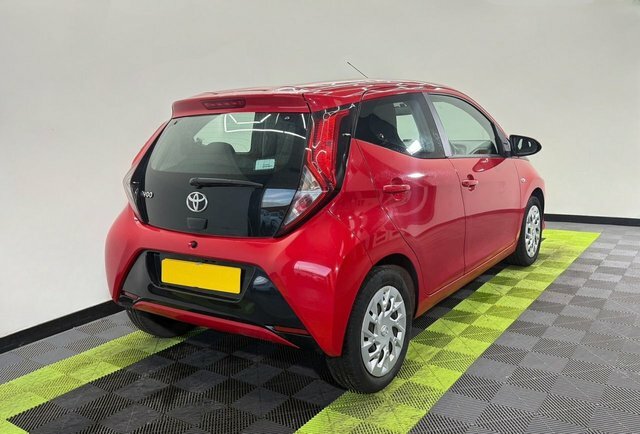Toyota Aygo 1.0 Vvt-i X-play Hatchback HJ69GXS Red #2