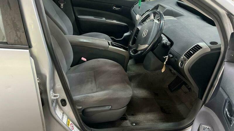 Toyota Prius 1.5 T4 Cvt Silver #4