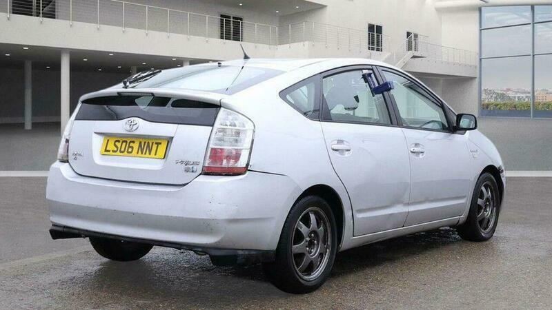 Toyota Prius 1.5 T4 Cvt Silver