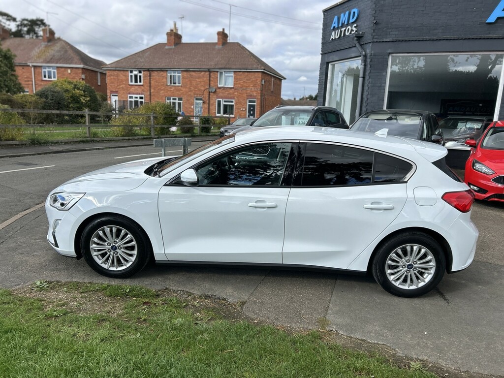 Ford Focus Hatchback 1.0 T Ecoboost Titanium 2019 ET68KLF White #2