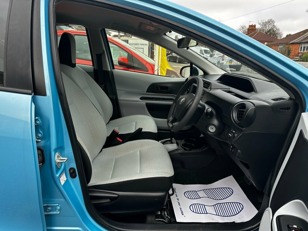 Toyota Aqua 1.5 Hybrid Silver #15
