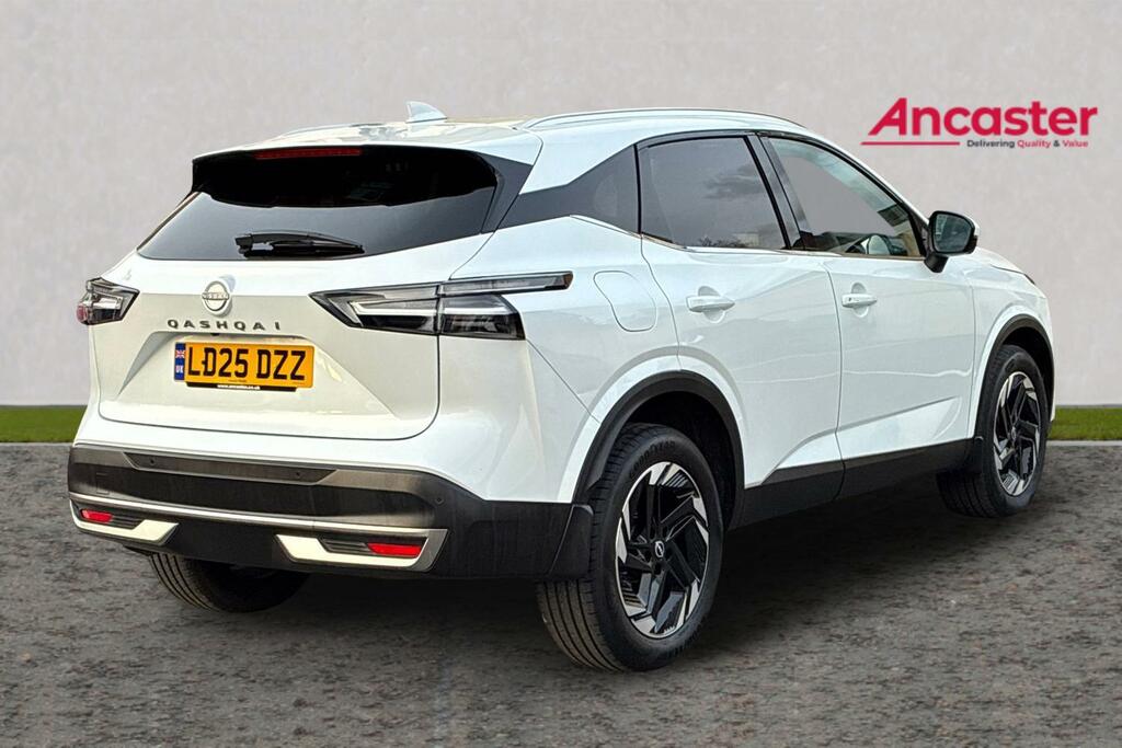 Nissan Qashqai 1.3 Dig-t Mh N-connecta Glass Roof LD25DZZ White #3