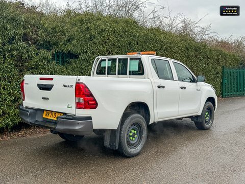 Toyota HILUX Active 2.4 White #3