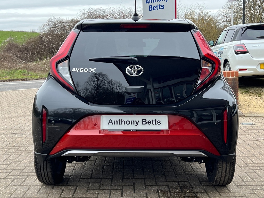 Toyota Aygo X 1.0 Vvt-i Exclusive EF72VLN Red #5