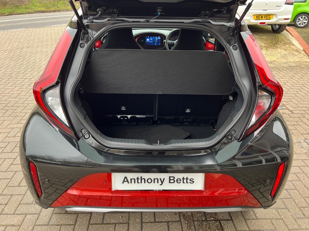 Toyota Aygo X 1.0 Vvt-i Exclusive EF72VLN Red #4
