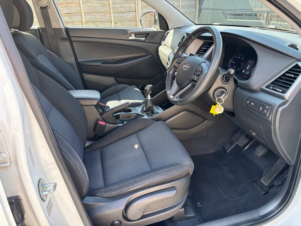 Hyundai Tucson 1.7 Crdi Blue Drive Se Nav 2Wd BL16KCO White #2