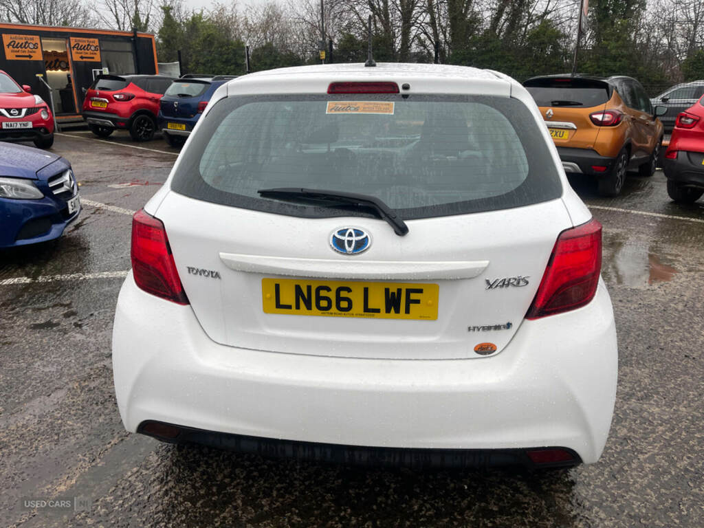 Toyota Yaris 1.5 Hybrid Active LN66LWF White #4