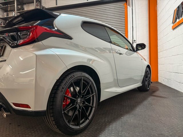 Toyota Yaris Gr Circuit Hatchback RE72KMK White #3