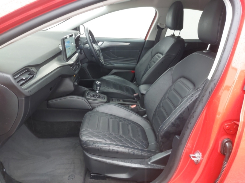 Ford Focus 1.0 Ecoboost Hybrid Mhev 155 Titanium Vignale YR72HJJ Red #5