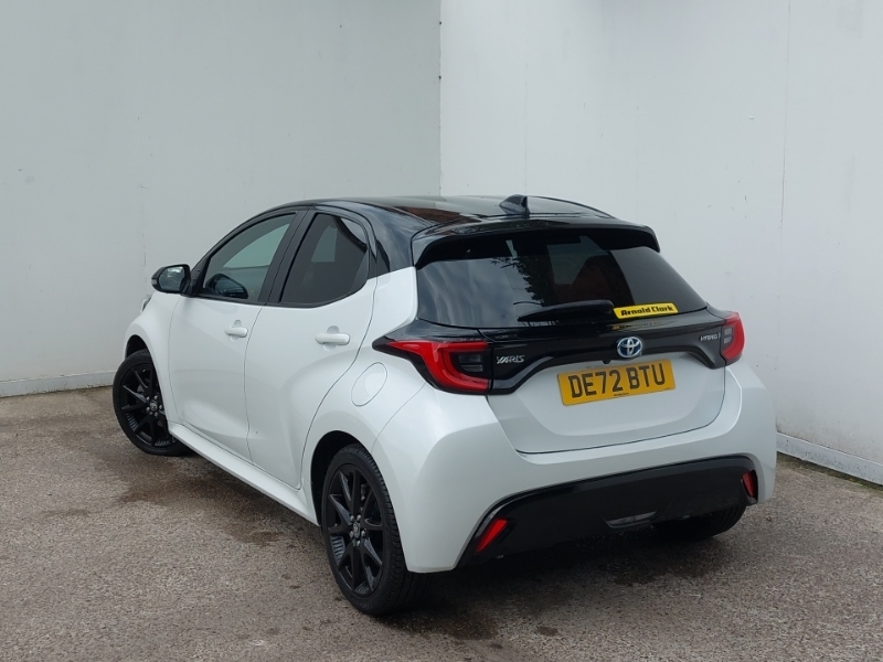 Toyota Yaris 1.5 Hybrid Dynamic Cvt DE72BTU White #2
