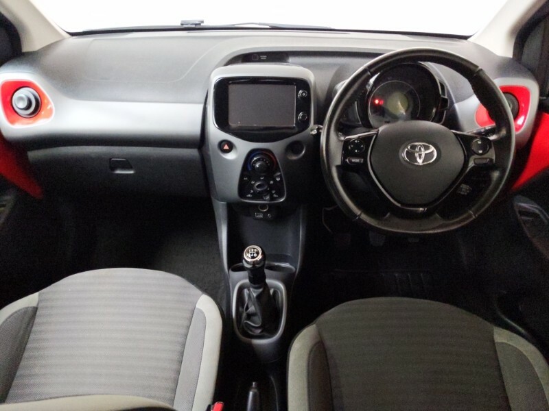 Toyota Aygo 1.0 Vvt-i X-play KO18NKW Red #3