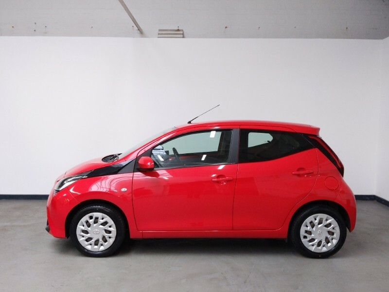 Toyota Aygo 1.0 Vvt-i X-play KO18NKW Red #4