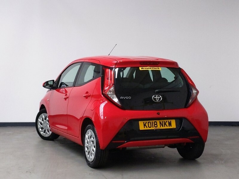 Toyota Aygo 1.0 Vvt-i X-play KO18NKW Red #2