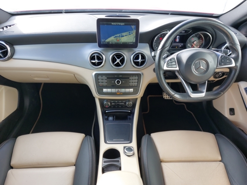 Mercedes-Benz GLA Class Gla 200 Amg Line Executive Red #3