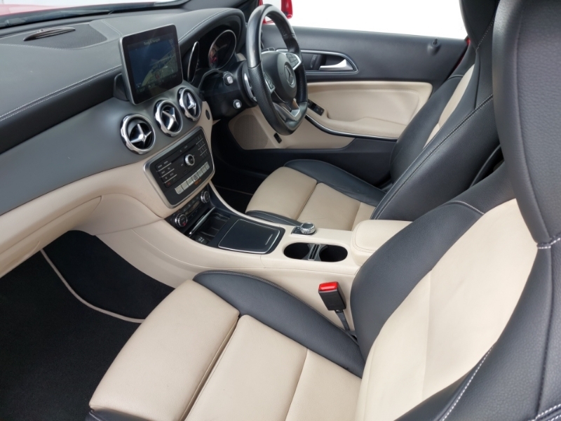 Mercedes-Benz GLA Class Gla 200 Amg Line Executive Red #5