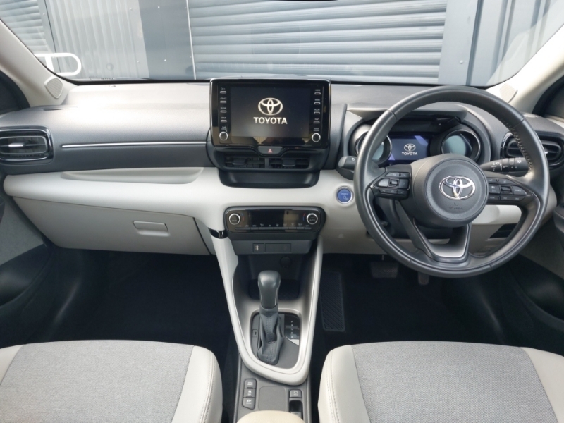 Toyota Yaris 1.5 Hybrid Excel Cvt LO70AWX Red #3