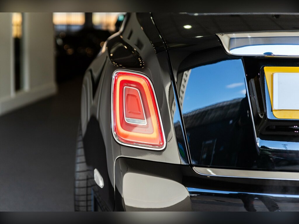 Rolls-Royce Phantom V12 4-Door Black #5