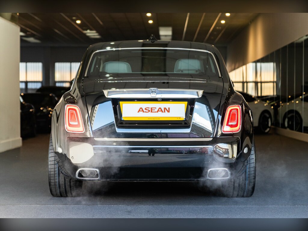 Rolls-Royce Phantom V12 4-Door Black #6