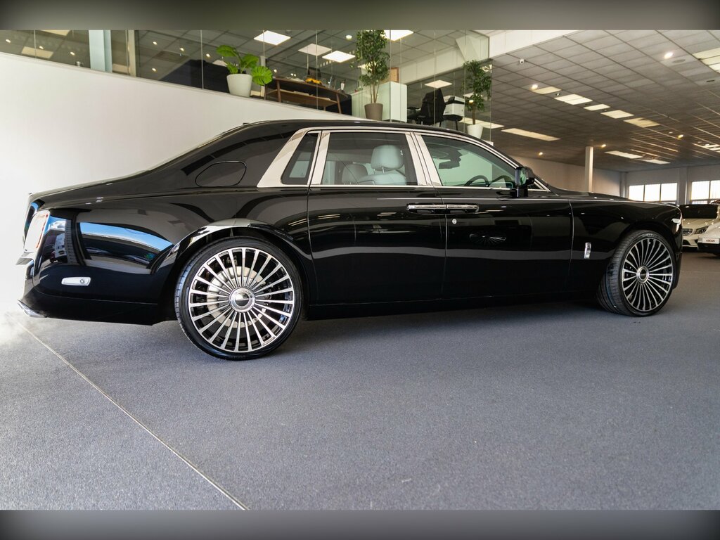 Rolls-Royce Phantom V12 4-Door Black #4