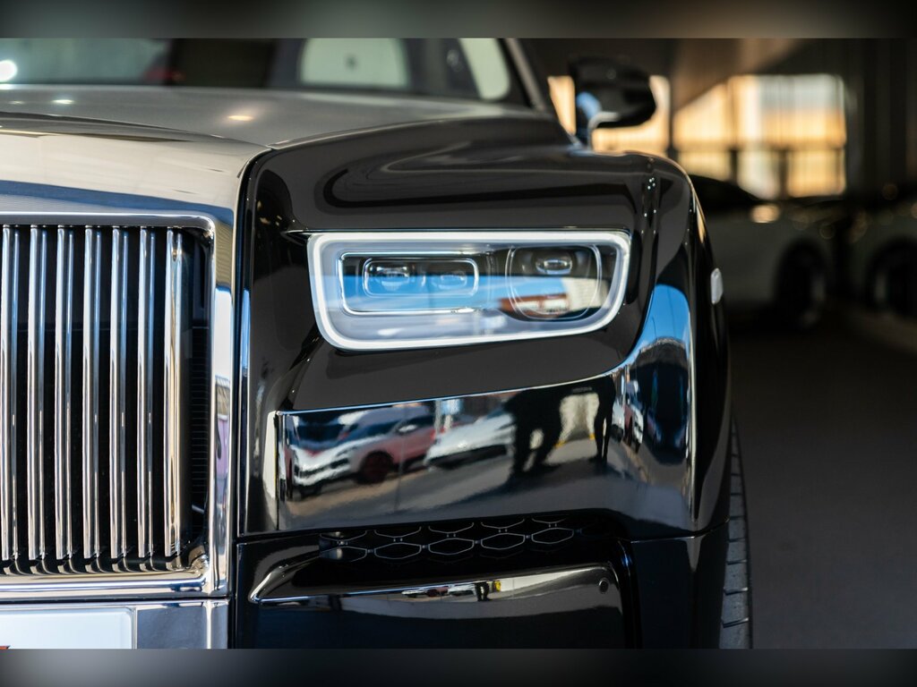 Rolls-Royce Phantom V12 4-Door Black #3