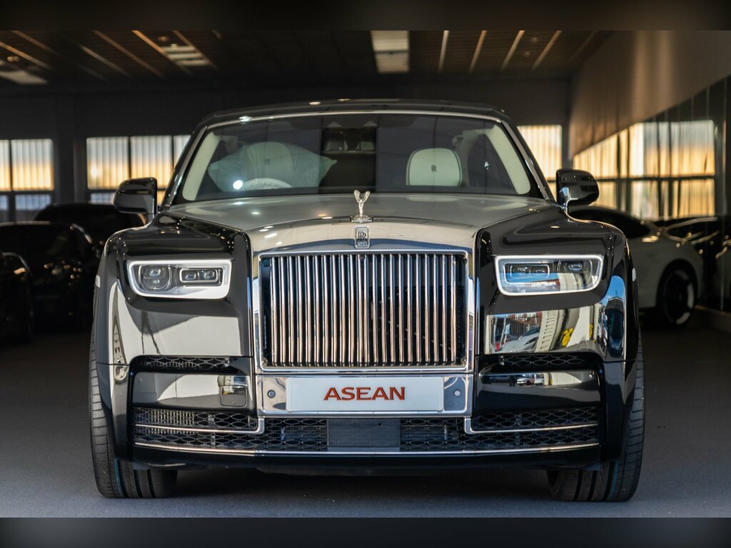 Rolls-Royce Phantom V12 4-Door Black #2