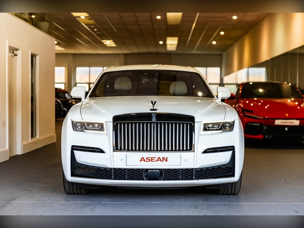 Rolls-Royce Ghost V12 Black Badge 4-Door White #2