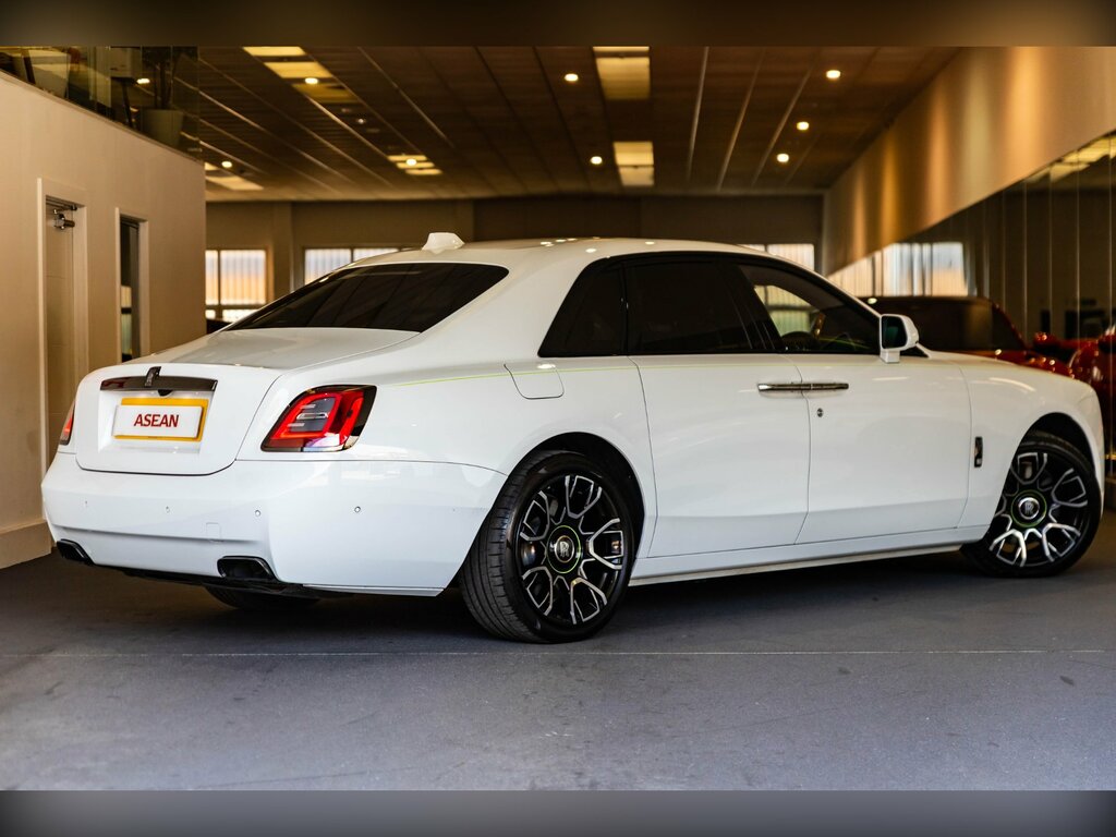 Rolls-Royce Ghost V12 Black Badge 4-Door White #3
