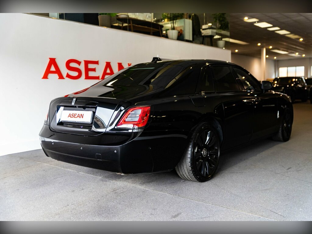 Rolls-Royce Ghost Silver Badge V12 4-Door Black #3