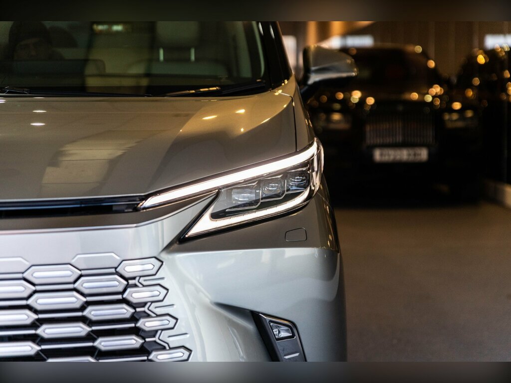 Lexus LM Hybrid Takumi 2.5 Hybrid Silver #3