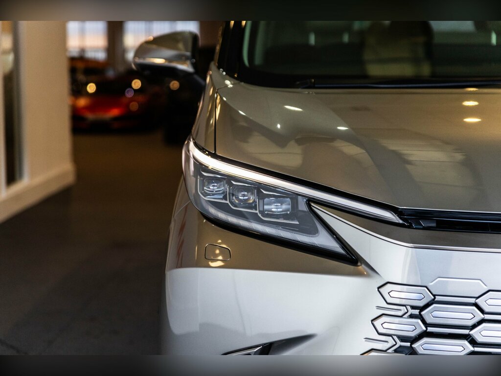 Lexus LM Hybrid Takumi 2.5 Hybrid Silver #2