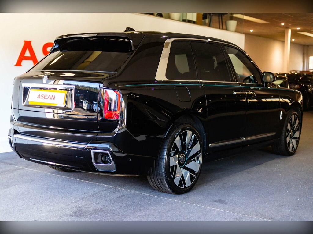 Rolls-Royce Cullinan Series II 6.75 V12 Suv Black #2