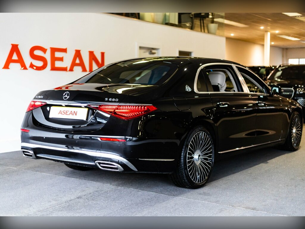 Mercedes-Benz Maybach S Class S680 Maybach V12 6.0 First Class Cabin Black #6