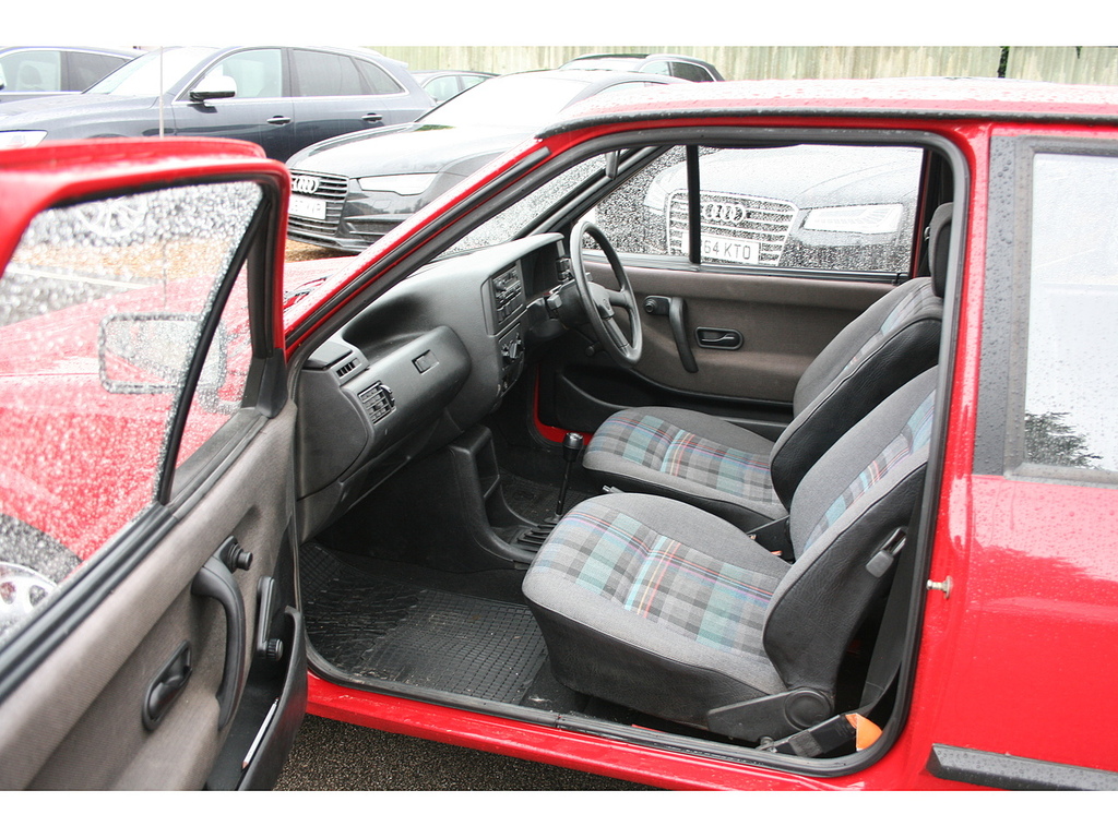 Volkswagen Polo 1.0 Cl Coupe U889 Red #2