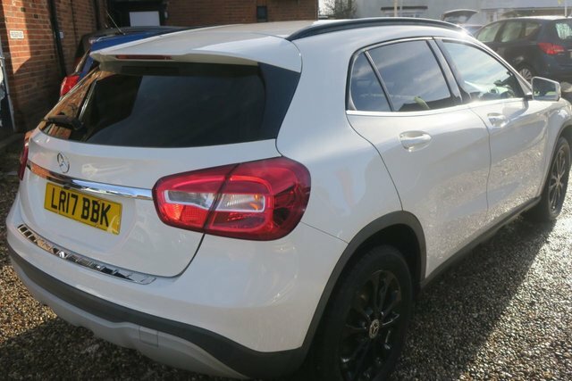 Mercedes-Benz GLA Class 2017 2.1 Gla200d Se Suv Euro 6 W8HOC White #2