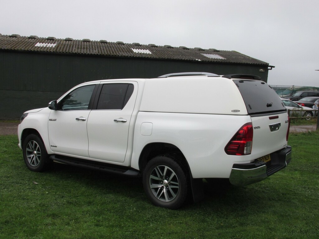 Toyota HILUX Invincible 4X4 D-4d Dcb FD69NZR White #5