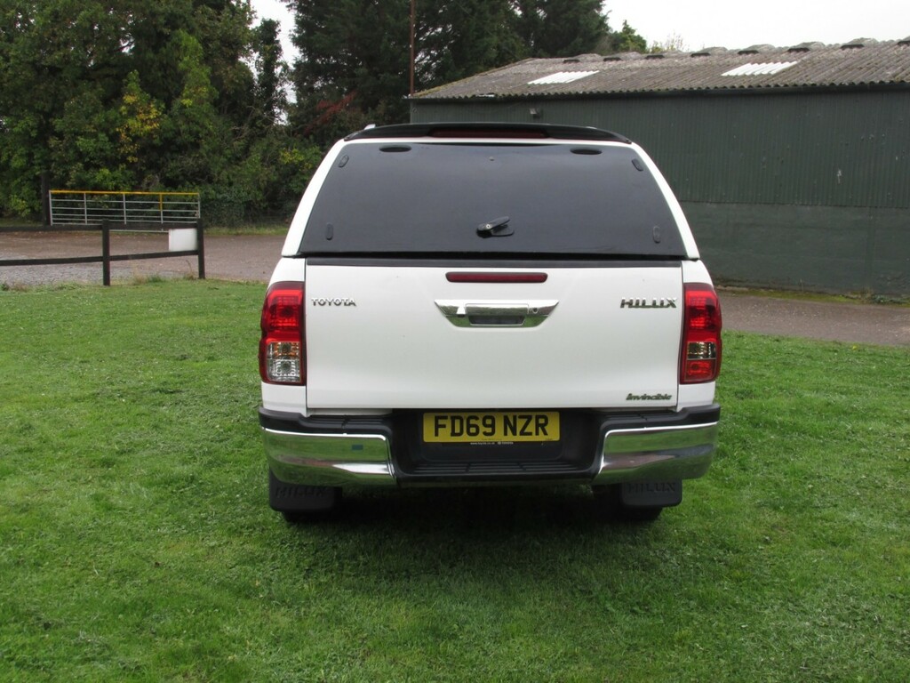 Toyota HILUX Invincible 4X4 D-4d Dcb FD69NZR White #6