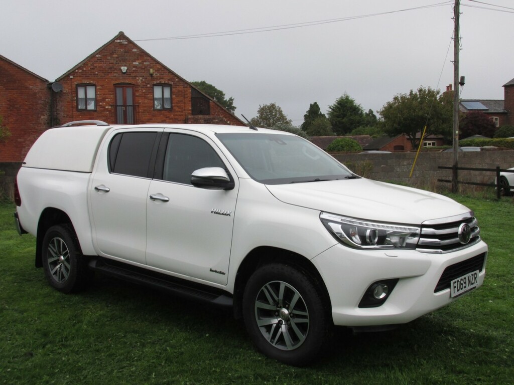 Toyota HILUX Invincible 4X4 D-4d Dcb White