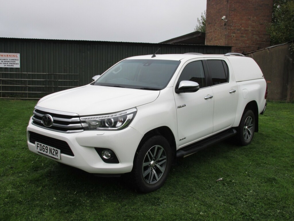 Toyota HILUX Invincible 4X4 D-4d Dcb FD69NZR White #3