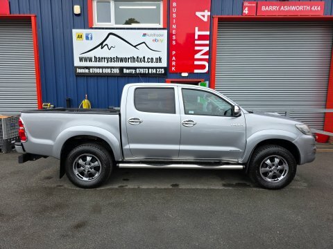Toyota HILUX Invincible X 4X4 Silver #4