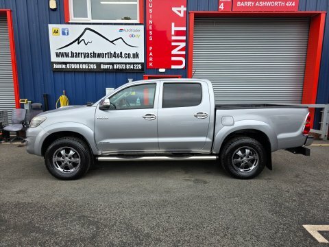 Toyota HILUX Invincible X 4X4 Silver #5