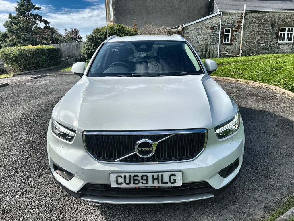 Volvo XC40 D3 Momentum Pro Awd CU69HLG White #2
