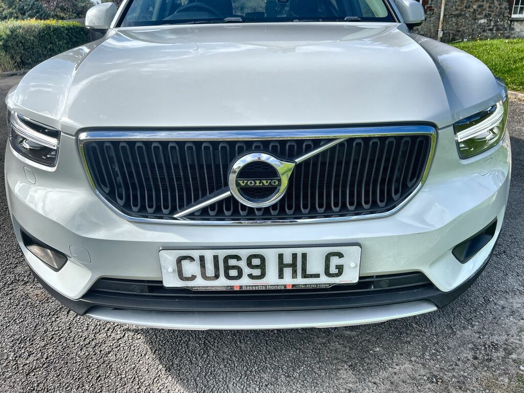 Volvo XC40 D3 Momentum Pro Awd CU69HLG White #4