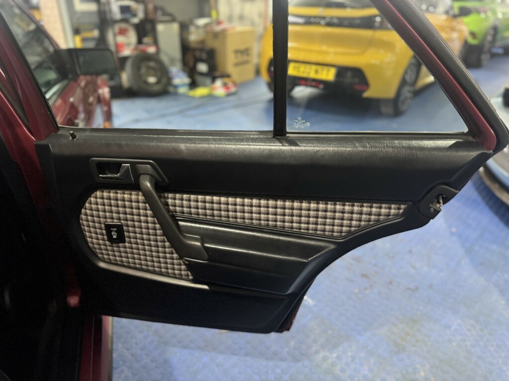 Mercedes-Benz 190 E Auto Red #24