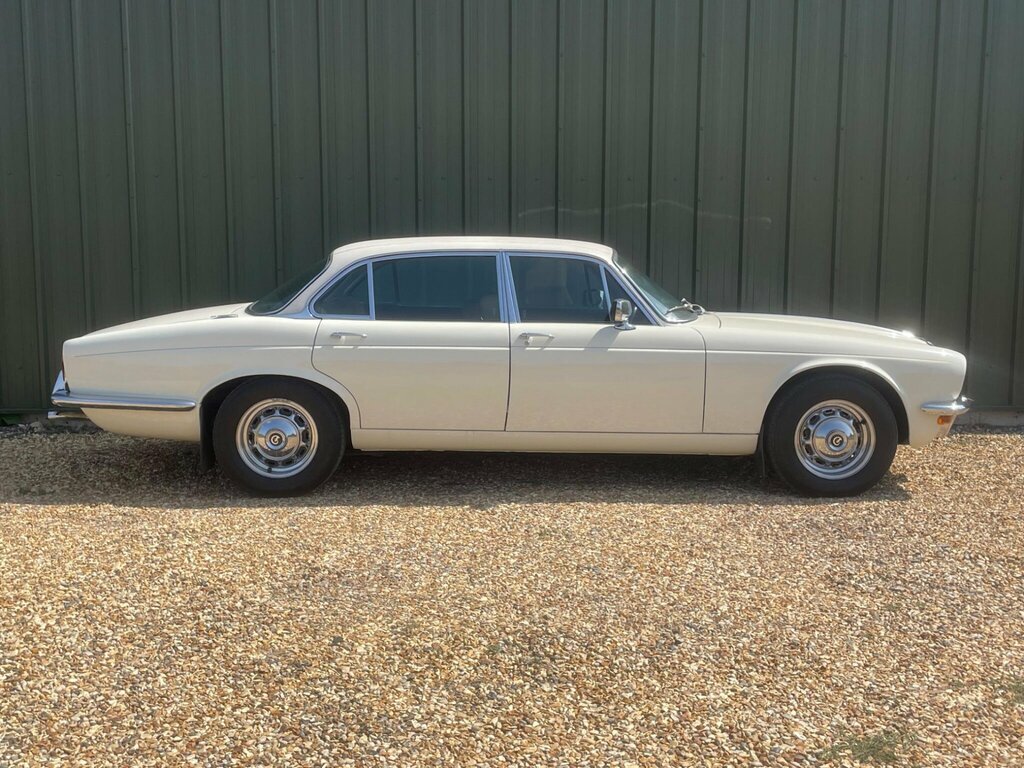 Daimler Sovereign Saloon White #4